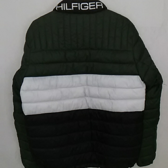 Tommy Hilfiger Packable Jacket. Size MED - Picture 4 of 4